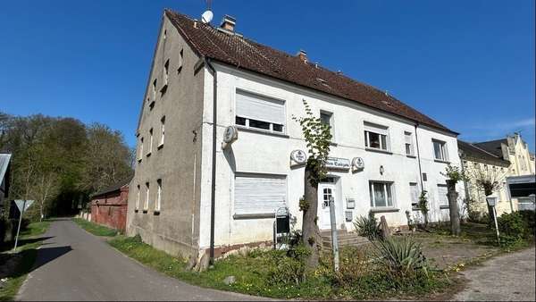 Vorder- + Giebelansicht - Zwangsversteigerung Bürohaus in 19339 Plattenburg mit 800m² kaufen