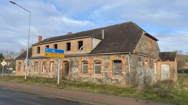 Gebäudeansicht mit Gaube - Bauernhaus in 17219 Möllenhagen mit 210m² kaufen