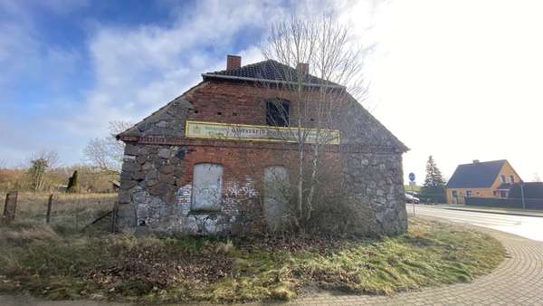 Giebel mit Gaststättenschild - Bauernhaus in 17219 Möllenhagen mit 210m² kaufen