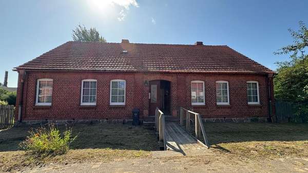 Gebäudeansicht 1 Gebäudeansicht 1 - Einfamilienhaus in 17209 Eldetal mit 122m² kaufen