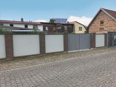 Zufahrt Rückseite - Reihenmittelhaus in 17109 Demmin mit 258m² kaufen