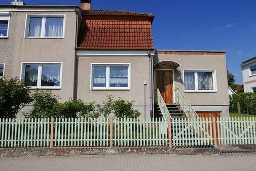 Starßenansicht Starßenansicht - Doppelhaushälfte in 17087 Altentreptow mit 130m² kaufen
