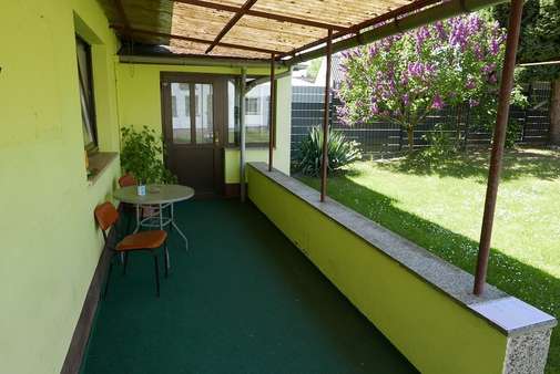 überdachte Terrasse - Doppelhaushälfte in 17089 Gültz mit 164m² kaufen