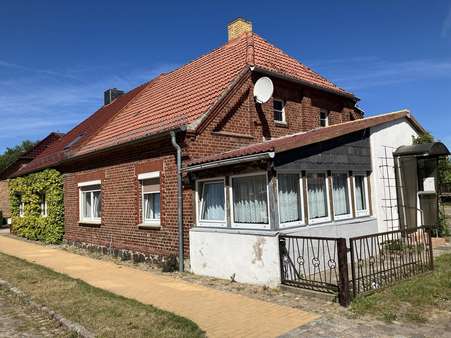 Haus mit Veranda u Eingang - Doppelhaushälfte in 17159 Dargun mit 85m² kaufen