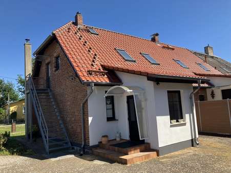 Hofseite / Eingänge EG + DG Hofseite / Eingänge EG + DG - Doppelhaushälfte in 17153 Stavenhagen mit 100m² kaufen