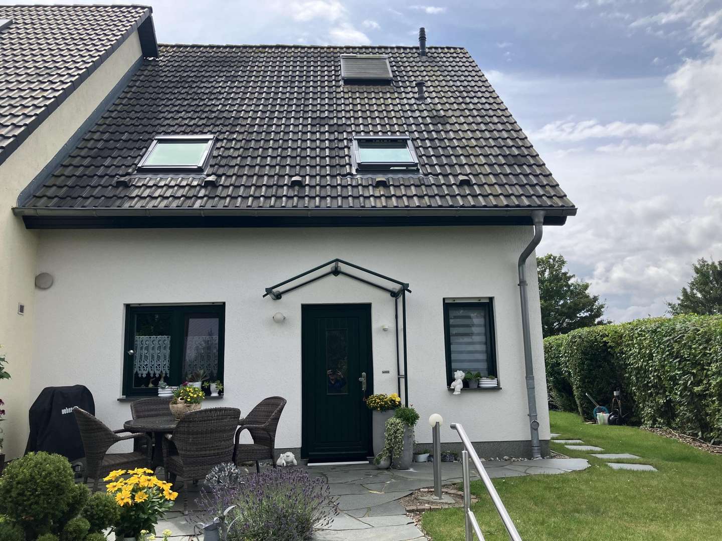 Eingangsbereich mit Terrasse - Reihenendhaus in 17109 Demmin mit 110m² kaufen