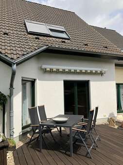 Zweite Terrasse mit Zugang zum Wohnzimmer - Reihenendhaus in 17109 Demmin mit 110m² kaufen