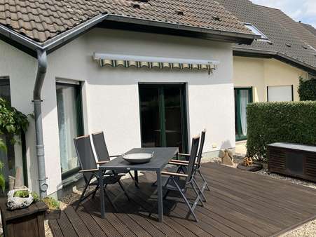 Zweite Terrasse mit Zugang zum Wohnzimmer - Reihenendhaus in 17109 Demmin mit 110m² kaufen