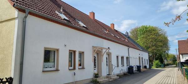 Vordereingangsseie Vordereingangsseie - Reihenmittelhaus in 17367 Eggesin mit 110m² kaufen