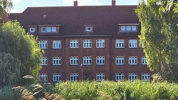 Malerischer Blick auf Teich und Altstadt