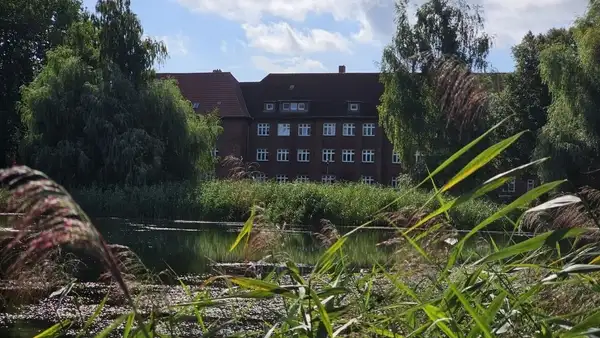 Malerischer Blick auf Teich und Altstadt