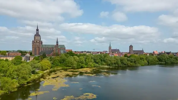 Malerischer Blick auf Teich und Altstadt