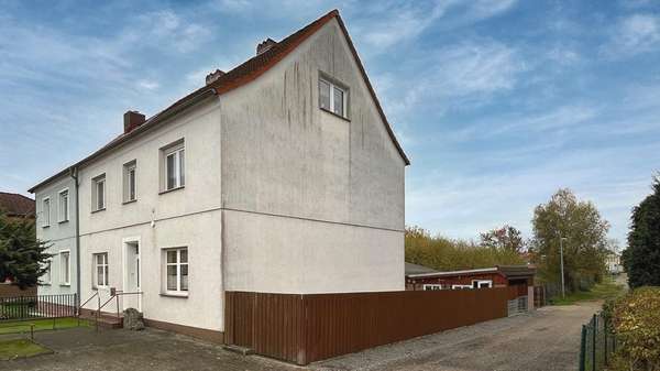 Außenansicht Giebelseite Außenansicht Giebelseite - Zweifamilienhaus in 17398 Ducherow mit 180m² kaufen