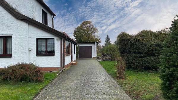 Außenansicht mit Garage - Doppelhaushälfte in 17389 Anklam mit 90m² kaufen