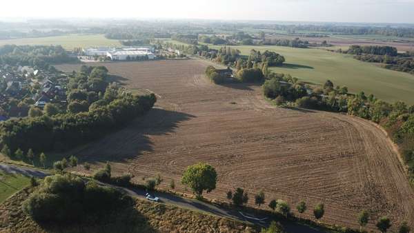 Luftbild zukünftiges Baufeld - Grundstück in 18439 Stralsund mit 496m² kaufen
