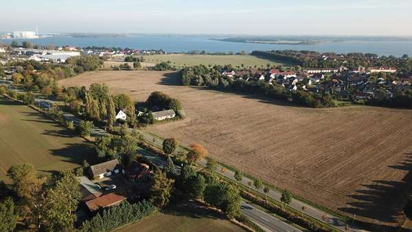Luftbild zukünftiges Baufeld - Grundstück in 18439 Stralsund mit 496m² kaufen