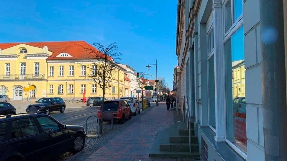 Blick zum Rathaus - Ladenlokal in 18311 Ribnitz-Damgarten mit 208m² mieten