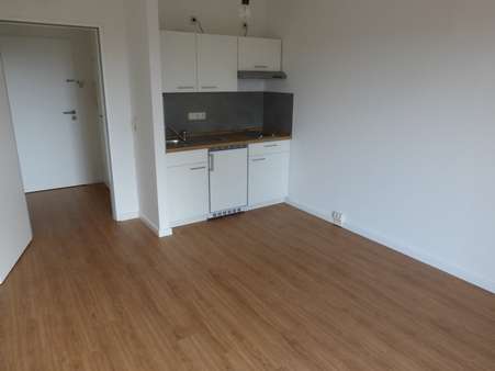 Wohnbereich-Küche-Flur (ähnlich Abbildung) - Etagenwohnung in 17489 Greifswald mit 27m² mieten