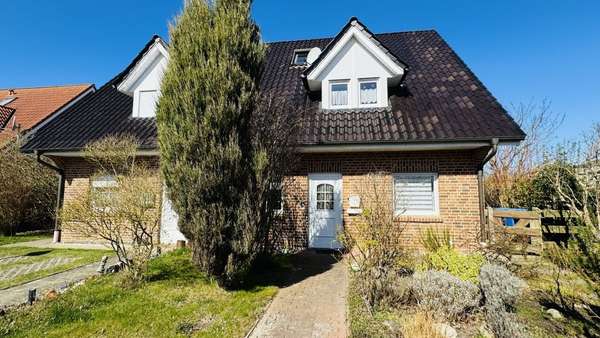 Hausansicht - Doppelhaushälfte in 18556 Wiek mit 97m² kaufen