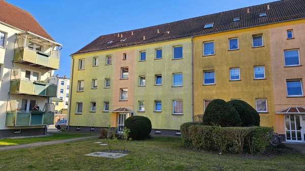 straßenseitige Ansicht - Etagenwohnung in 18439 Stralsund mit 59m² kaufen