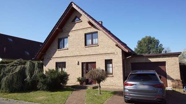 straßenseitige Ansicht - Einfamilienhaus in 18435 Stralsund mit 135m² kaufen
