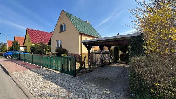 Außenansicht mit Carport - Einfamilienhaus in 17493 Greifswald mit 74m² kaufen