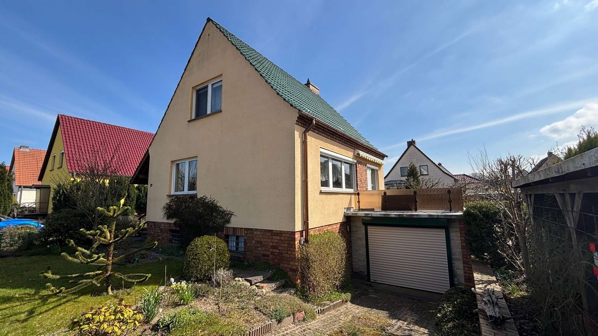 Außenansicht mit Garage - Einfamilienhaus in 17493 Greifswald mit 74m² kaufen