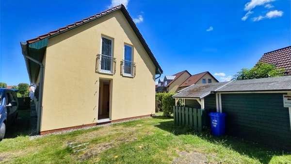 straßenseitige Ansicht mit Parkplatz straßenseitige Ansicht mit Parkplatz - Reihenendhaus in 18374 Zingst mit 57m² kaufen