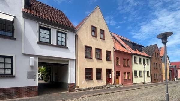 Hausansicht Hausansicht - Mehrfamilienhaus in 18356 Barth mit 151m² kaufen