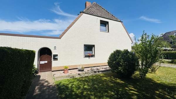 Hausansicht Hausansicht - Doppelhaushälfte in 18556 Dranske mit 94m² kaufen