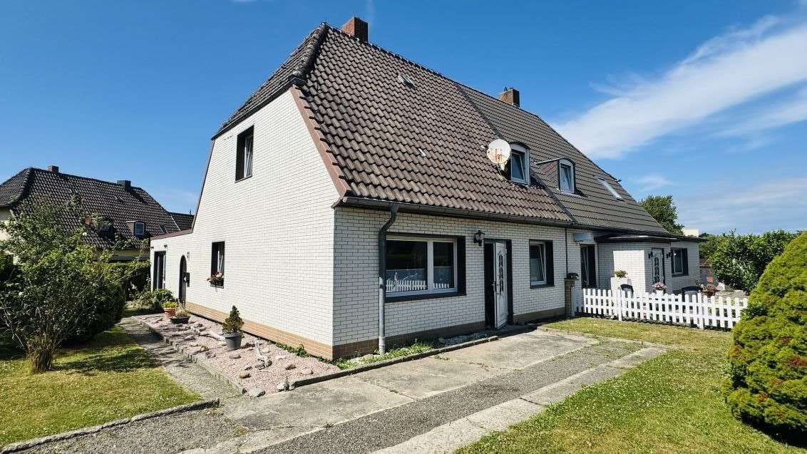 Hausansicht Hausansicht - Doppelhaushälfte in 18556 Dranske mit 94m² kaufen