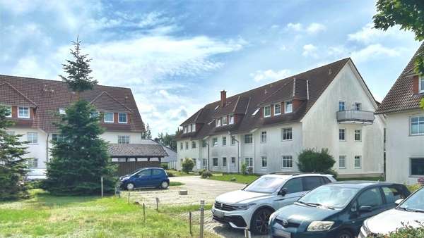 Außenansicht mit Parkplätzen - Etagenwohnung in 17424 Ostseebad Heringsdorf mit 76m² kaufen