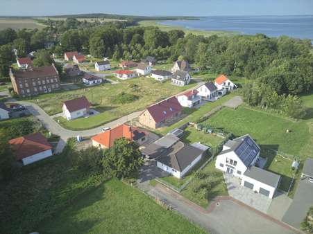 Luftaufnahme mit Wasser Luftaufnahme mit Wasser - Doppelhaushälfte in 18445 Klausdorf mit 126m² kaufen