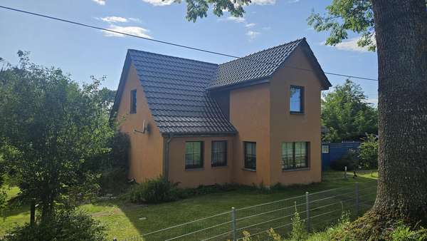 Seitenansicht Straße - Einfamilienhaus in 17506 Gützkow mit 130m² kaufen