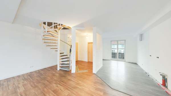 Wohnzimmer mit Küche - Maisonette-Wohnung in 18439 Stralsund mit 107m² kaufen