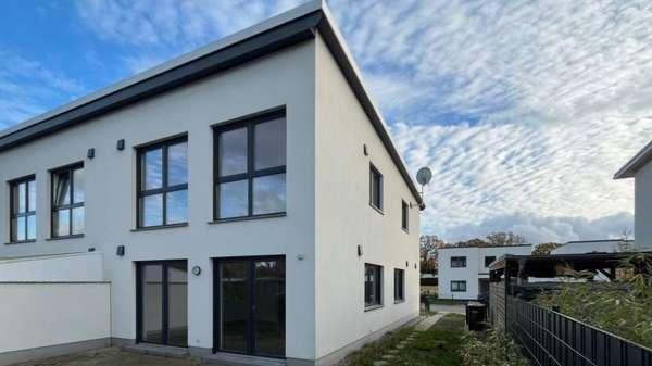 Hausansicht - Doppelhaushälfte in 18439 Stralsund mit 114m² kaufen