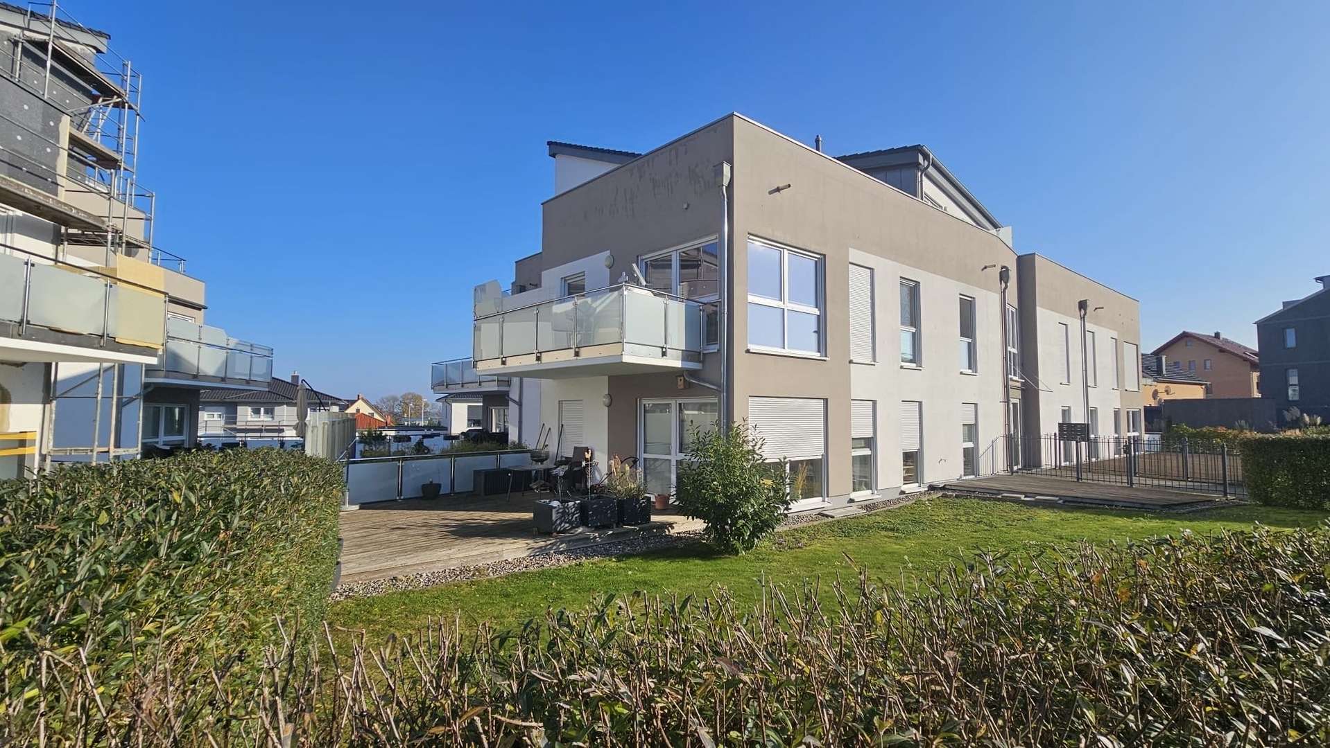 straßenseitige Ansicht - Erdgeschosswohnung in 18439 Stralsund mit 65m² kaufen