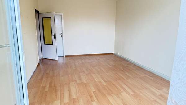 Wohnzimmer - Etagenwohnung in 17489 Greifswald mit 50m² kaufen