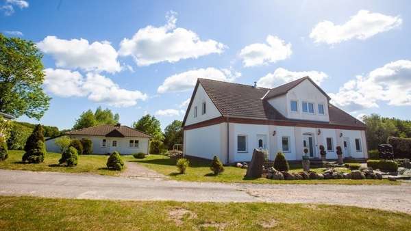 Gutshaus mit Bungalow - Herrenhaus in 18581 Putbus mit 369m² kaufen