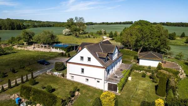 Luftbild - gesamt - Herrenhaus in 18581 Putbus mit 369m² kaufen