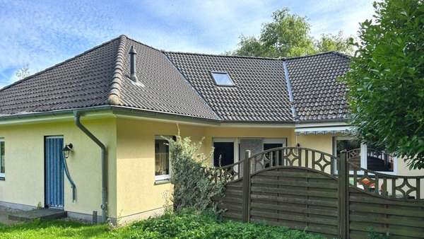 Terrassenseite Terrassenseite - Einfamilienhaus in 18320 Ahrenshagen-Daskow mit 165m² kaufen