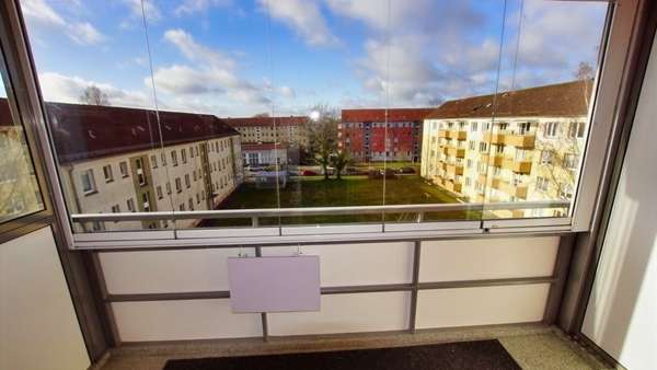 Balkon mit Glas-Wetterschutz - Etagenwohnung in 18435 Stralsund mit 59m² kaufen