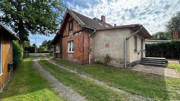 Giebelseite Giebelseite - Doppelhaushälfte in 18442 Steinhagen mit 125m² kaufen
