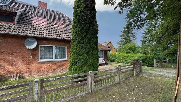 Straßenansicht des Hauses Straßenansicht des Hauses - Doppelhaushälfte in 18442 Steinhagen mit 125m² kaufen