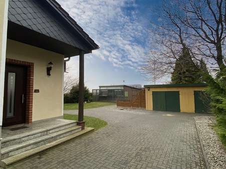 Hauseingang und Garagen - Einfamilienhaus in 17495 Züssow mit 142m² kaufen