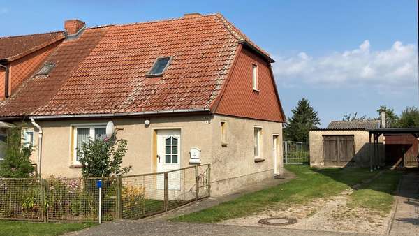 Blick von der Straße - Reihenendhaus in 17349 Lindetal mit 118m² kaufen