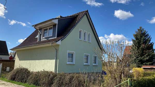 Blick von der Straße - Einfamilienhaus in 17235 Neustrelitz mit 98m² kaufen