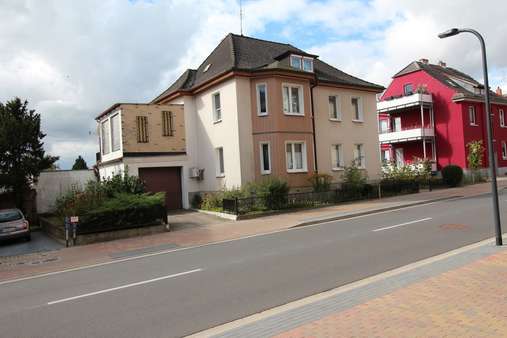 Blick von gegenüber - Mehrfamilienhaus in 17098 Friedland mit 218m² kaufen