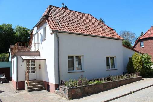 Straßenansicht/ Zufahrt Garage - Einfamilienhaus in 17094 Burg Stargard mit 185m² kaufen