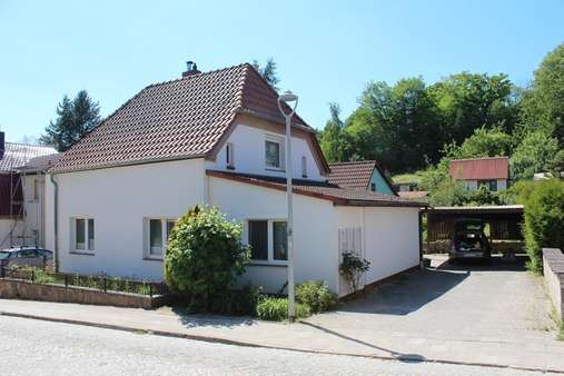 Straßensicht/ Zufahrt Carport - Einfamilienhaus in 17094 Burg Stargard mit 185m² kaufen